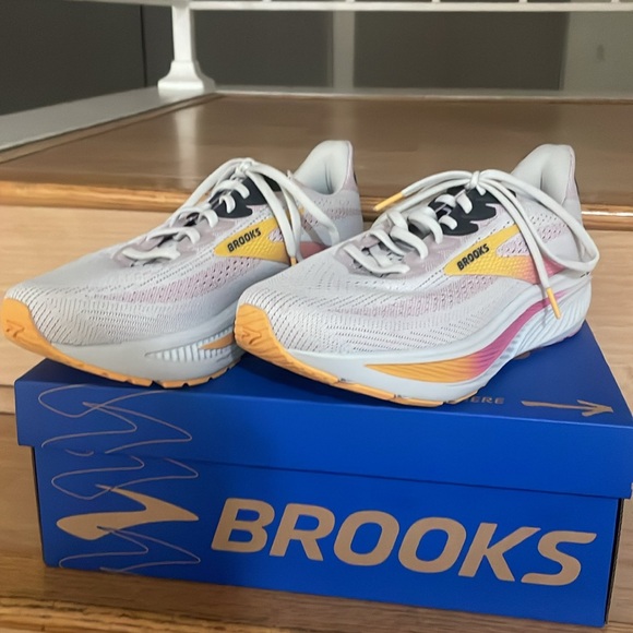 Brand New. BROOKS Ghost 17. Run & Walk. Size: 8 1/2 Wide. - Picture 2 of 3